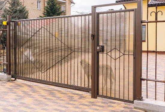 Купить ворота из профлиста с элементами ковки, с металлическими столбами в рамке или под дерево в Ленинске-Кузнецком от 153181 руб